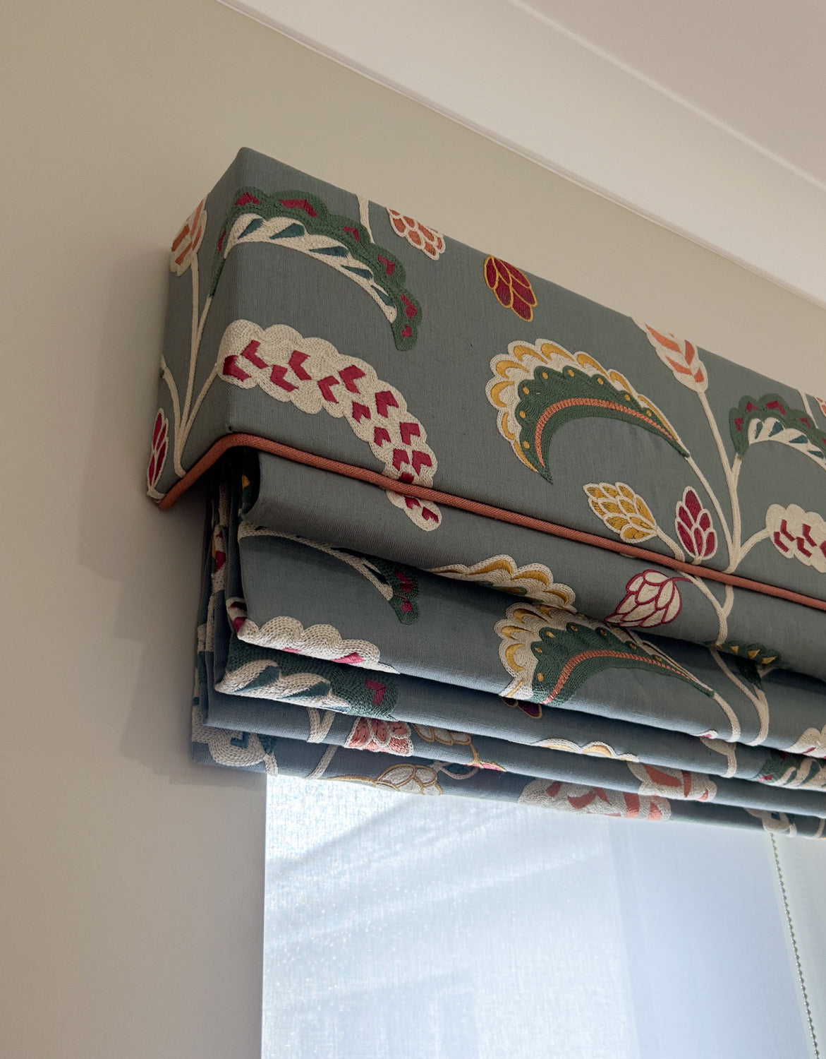 Made-to-measure Roman blind in crewel fabric with contrast piping